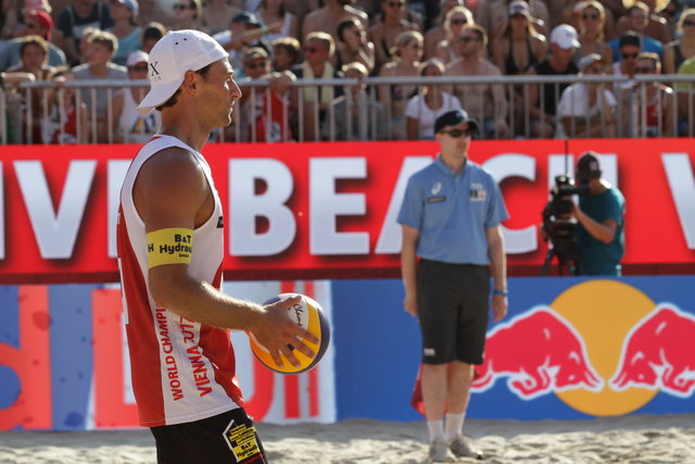 Der Trainer der Stockerauer Zwölfender - Tommy Kunert - schlug eine Woche lang bei der Beachvolleyball Weltmeisterschaft in Wien auf