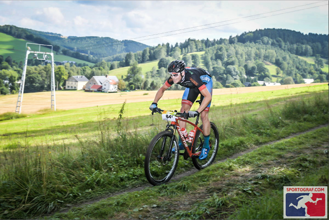 eine von vielen schnellen Abfahrten im Erzgebirge :)      Foto: SPORTOGRAF.COM