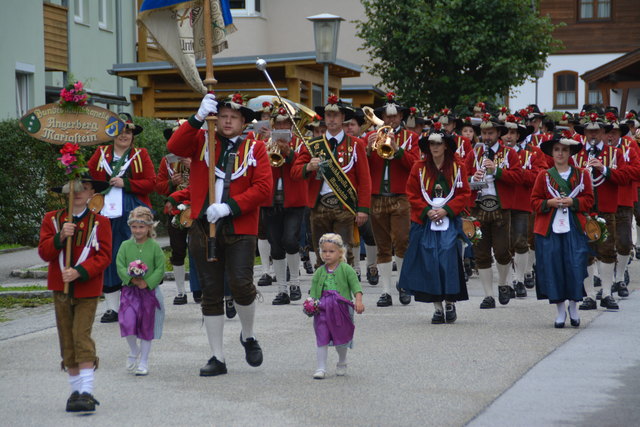 Beim Einmarsch zum Festplatz war's noch trocken.