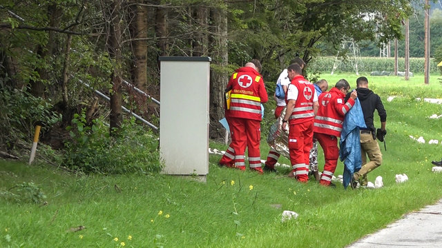 Ein Verächtiger wurde aus dem Inn geholt, versorgt und von der Polizei festgenommen. | Foto: zeitungsfoto.at