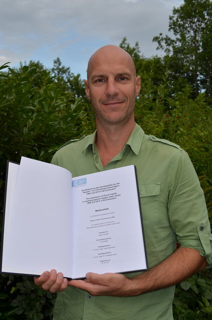 Jürgen Jüly mit seiner Masterarbeit. | Foto: Jüly