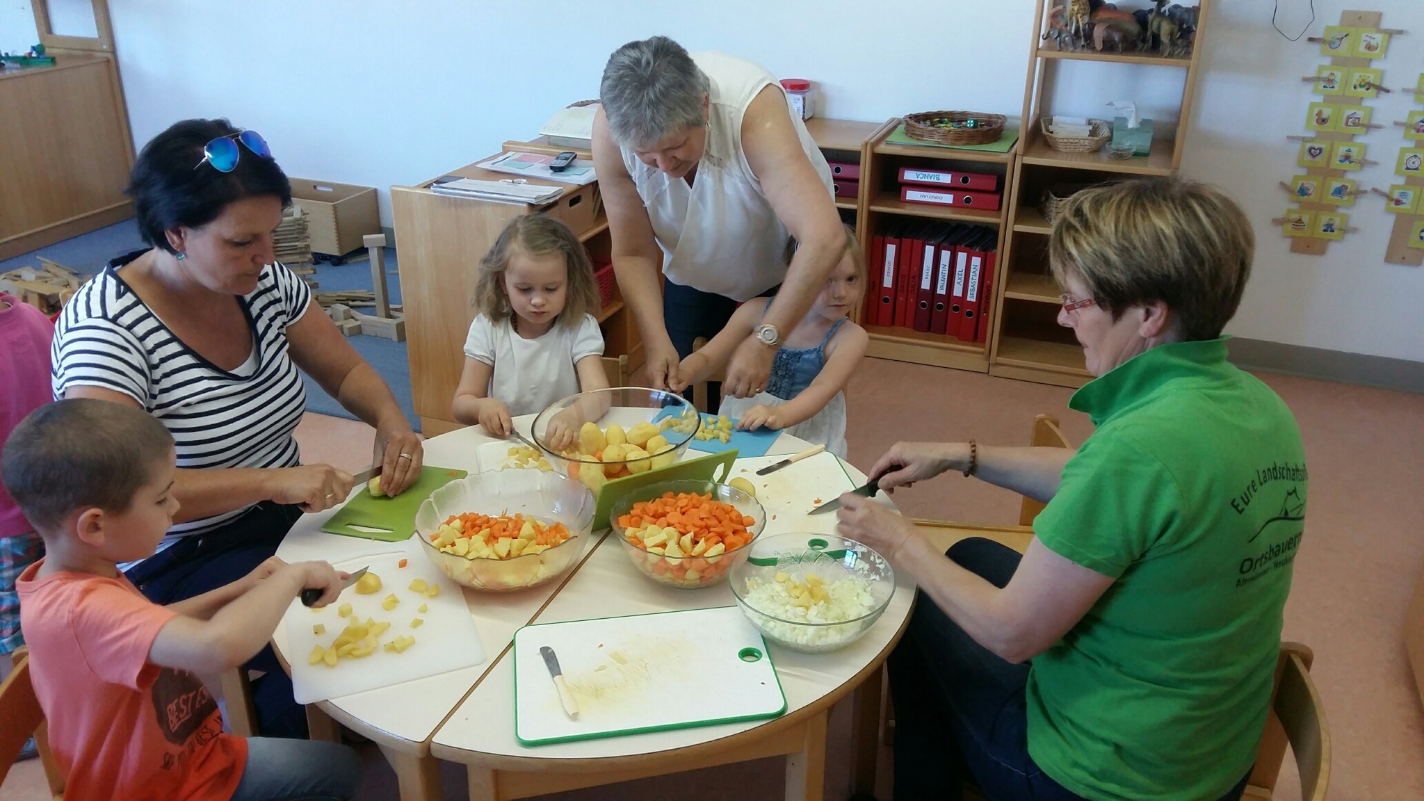 Gemeinsames Kochen mit den Ortsbäuerinnen im Kindergarten Altmünster