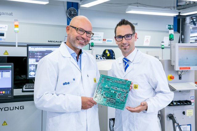 Geschäftsführer Christian Nuck (l.) und Produktionsleiter Peter Leithinger freuen sich über die zehnmillionste Baugruppe. | Foto: abatec electronic solutions