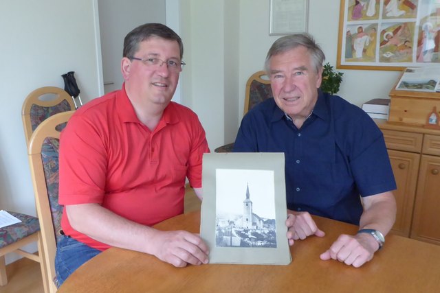 Richard Pflanzl (re.) übergab das historische Dokument an Kapfenbergs Stadtpfarrer Giovanni Prietl. | Foto: KK