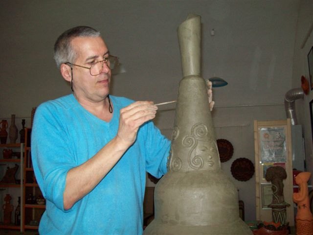 Keramikkünstler József Papp in seinem Atelier