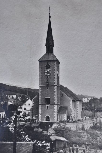 Eine der Glocken wird am Glockenturm hochgezogen. | Foto: KK