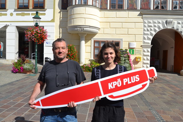 Rudi Gabriel, KPÖ Burgenland und Sarah Glatz, Politische Geschäftsführerin Junge Grüne Burgenland, beim Sammeln von Unterstützungserklärungen vor dem Rathaus Eisenstadt | Foto: KPÖ PLUS