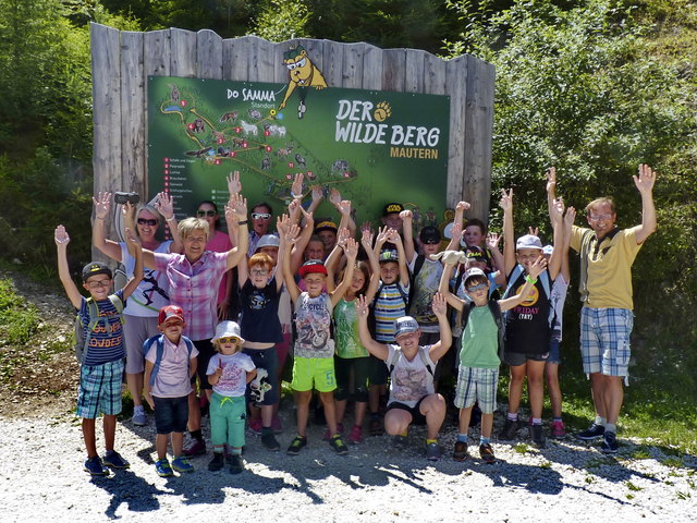 Gabriele Hubmann (v. l.), Bgmst. Anita Weinkogl sowie Gottfried Hubmann erlebten mit den Kindern einen einzigartigen Ausflug auf den Wilden Berg | Foto: KK
