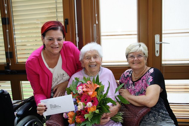 Olga Pillwein wurde vor 99 Jahren am Kalsdorfer Schall-Hof geboren. Zum fast runden Geburtstag gratulierten Almut Huderz-Thümmel und Ursula Rauch