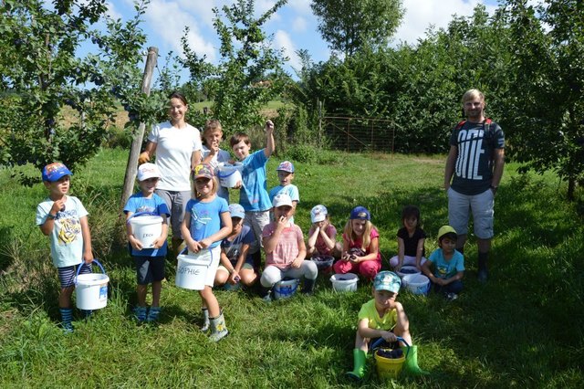 Die Vormittagsgruppe erntete die süßes Früchte noch in "Gummistiefeln"