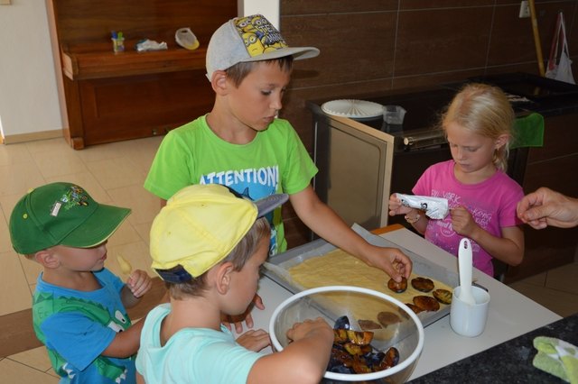 Die Kinder waren beim Belegen des Zwetschkenfleckes eifrig dabei...