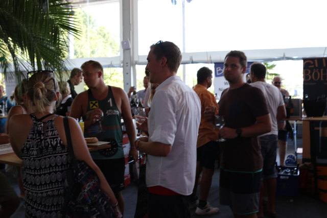 Gute Kombination: Volleyball und Wein | Foto: Nim