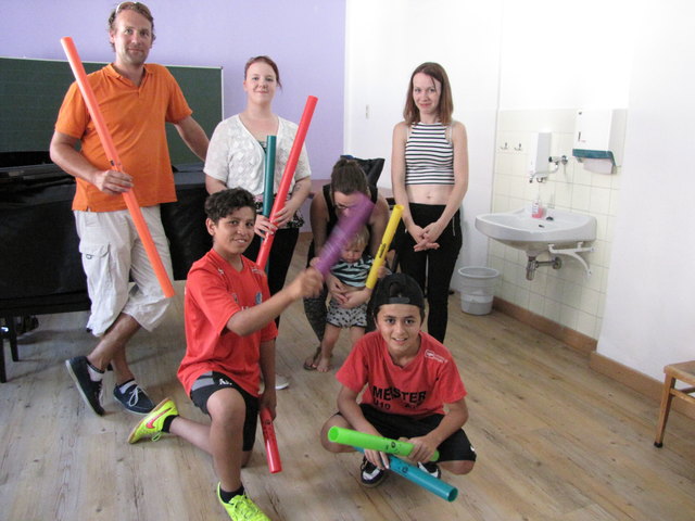 Musikschuldirektor Peter Vasicek mit Isabella, Jakob, Hanan, Sabrina, Daniela und Luca