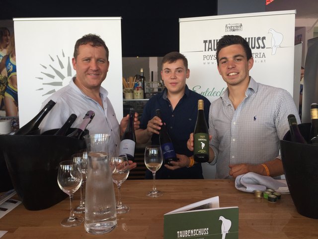 Gute Kombination: Volleyball und Wein | Foto: Nim