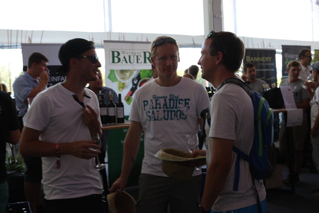 Gute Kombination: Volleyball und Wein | Foto: Nim