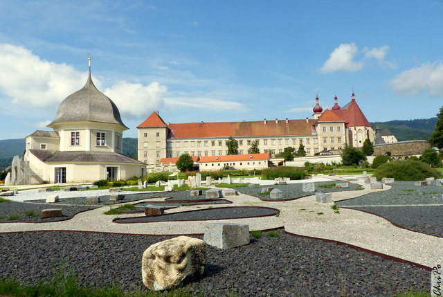 Das Kloster wurde 1076 vom Kärntner Markgrafen Markwart von Eppenstein gegründet. Dessen Sohn Herzog Heinrich III. von Kärnten ergänzte und vollendete die Klostergründung bis zu seinem Tod 1122, mit dem das Geschlecht der Eppensteiner erlosch. Er stattete den Konvent mit einer reichen Dotation zum Unterhalt und zur Pflege von Kunst und Wissenschaft aus.