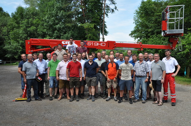 Die Mitglieder des Vereins "Streuobsterhaltung Mostviertel" absolvierten den Einschulungskurs zur Nutzung ihrer neuen Hubarbeitsbühne. | Foto: Bernhard Heigl