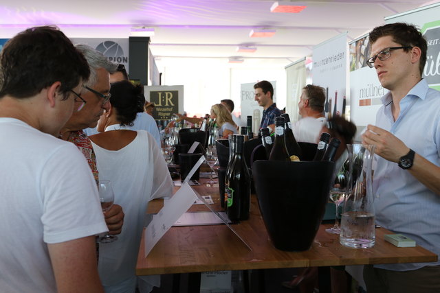 Gute Kombination: Volleyball und Wein | Foto: Nim