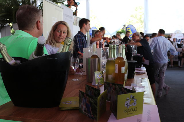 Gute Kombination: Volleyball und Wein | Foto: Nim