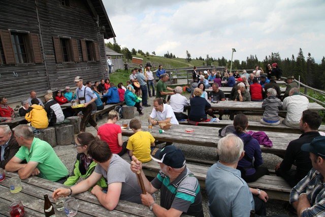 Nach dem Alauftrieb stärkten sich die Viehbesitzer und Treiber bei der Vorauer Schwaig