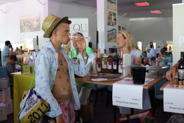 Gute Kombination: Volleyball und Wein | Foto: Nim