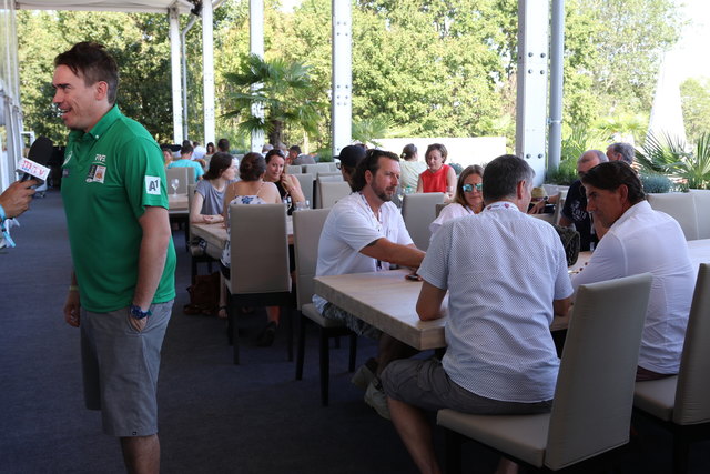 Gute Kombination: Volleyball und Wein | Foto: Nim