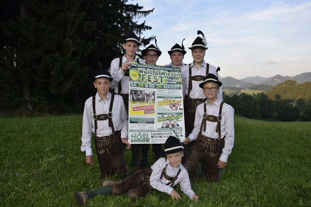 Die Kinder-Schuhplattlergruppe zeigt beim Wald- und Wiesenfest am Schlagerboden ihr Können.