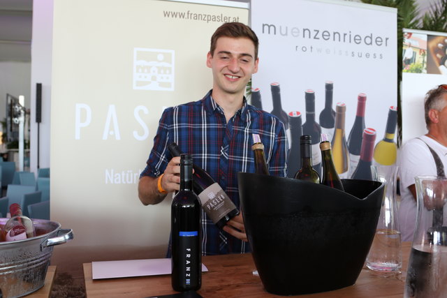 Gute Kombination: Volleyball und Wein | Foto: Nim