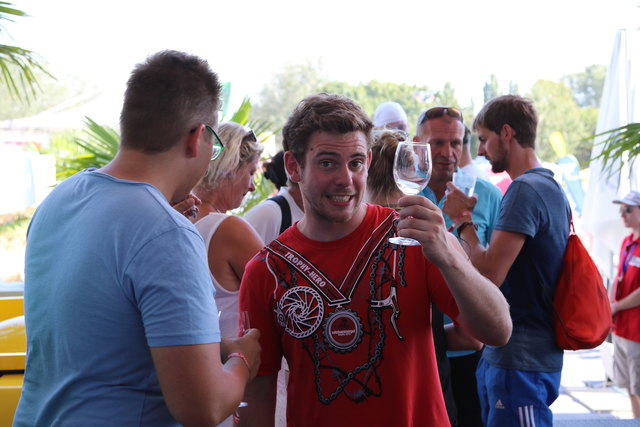 Gute Kombination: Volleyball und Wein | Foto: Nim