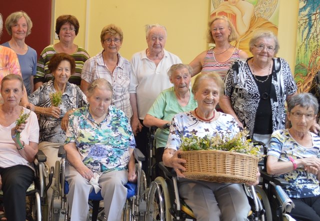 Die Bewohner und Bewohnerinnen des PBZ banden mit den ehrenamtlichen Mitarbeiterinnen fleißig Kräuterbuschen. | Foto: PBZ Klosterneuburg