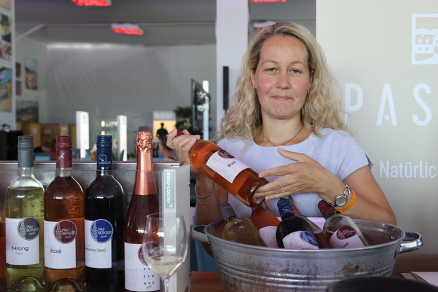 Gute Kombination: Volleyball und Wein | Foto: Nim