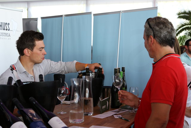 Gute Kombination: Volleyball und Wein | Foto: Nim