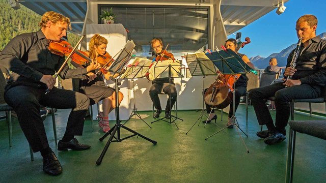 „Musikalische Schifffahrt“ von links nach rechts: Thomas Küblböck - Geige, Kristina Suklar - Geige, Barnaba Proprawski - Bratsche, Yishu Jiang - Violoncello, Christoph Zimper - Klarinette | Foto: KK/Carmen Straßer