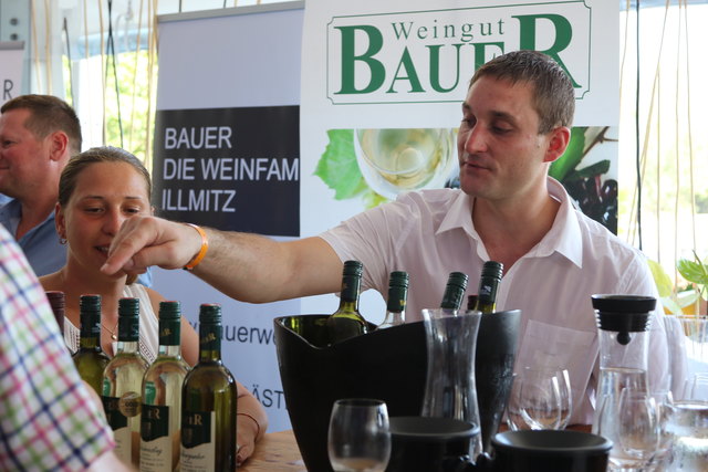 Gute Kombination: Volleyball und Wein | Foto: Nim