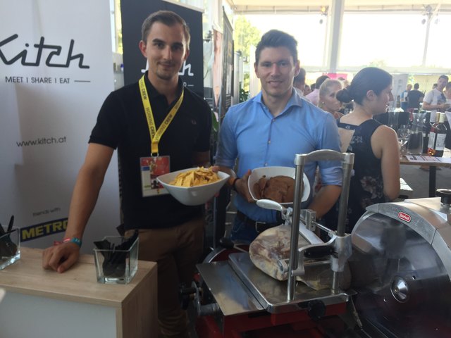 Leckere Schmankerl verteilten H.-P. Ertl (li.) u. T. Stocker. | Foto: Nim