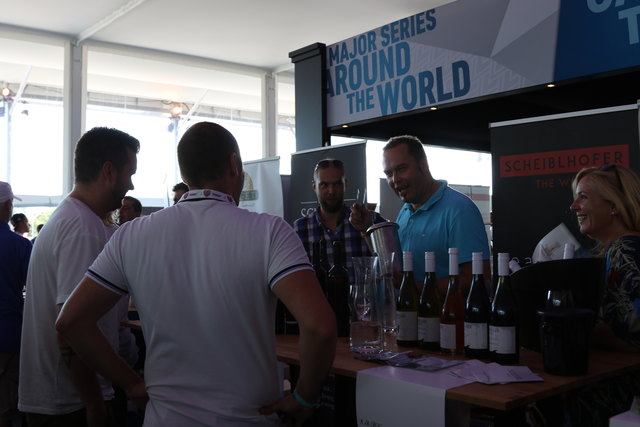 Gute Kombination: Volleyball und Wein | Foto: Nim