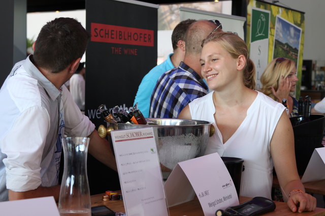 Gute Kombination: Volleyball und Wein | Foto: Nim