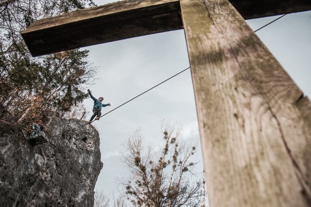 Slacklinen erfordert Mut, Konzentration und viel Balance. | Foto: tense-it