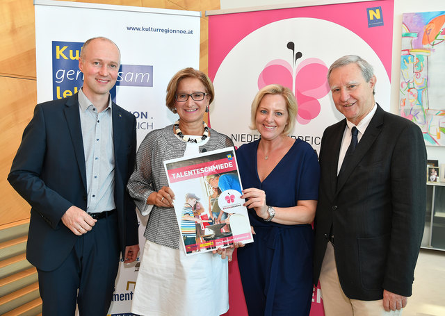 Landeshauptfrau Johanna Mikl-Leitner mit NÖ KREATIV GmbH-Geschäftsführer Rafael Ecker, NÖ Talenteschmiede Wiener Neustadt-Koordinatorin Susanne Dutter und NÖ Begabtenakademie-Projektleiter Martin Peter. | Foto: NLK Burchhart