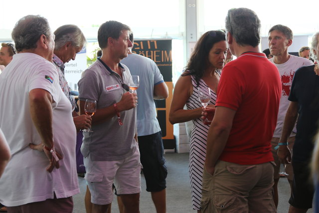 Gute Kombination: Volleyball und Wein | Foto: Nim