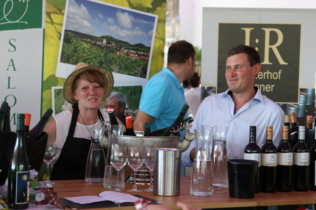 Gute Kombination: Volleyball und Wein | Foto: Nim