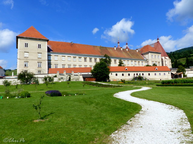 Das Kloster wurde 1076 vom Kärntner Markgrafen Markwart von Eppenstein gegründet. Dessen Sohn Herzog Heinrich III. von Kärnten ergänzte und vollendete die Klostergründung bis zu seinem Tod 1122, mit dem das Geschlecht der Eppensteiner erlosch. Er stattete den Konvent mit einer reichen Dotation zum Unterhalt und zur Pflege von Kunst und Wissenschaft aus.
