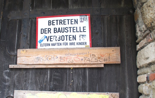 Am schweren Holztor der Burganlage am Leopoldsberg hängt ein Schild. "Betreten der Baustelle verboten" ist darauf, neben einigen Unmutsäußerungen der Besucher, seit 10 Jahren zu lesen.