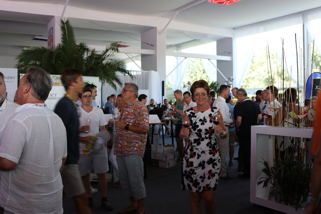 Gute Kombination: Volleyball und Wein | Foto: Nim