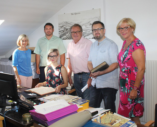 Beatrix Lehner, Markus Györök, Anton Katzengruber, Thomas Buchner und Ursula Puchebner mit Hilda Major im Stadtarchiv. | Foto: Stadt