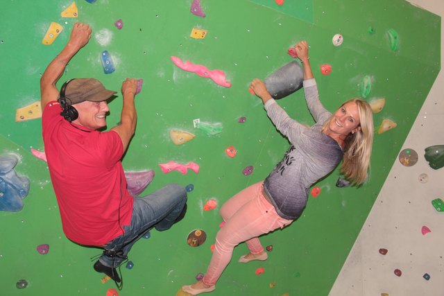 Rainer Perle im Kletterduell mit Niki Hosp. Wer die bessere Figur macht? Urteilen Sie selbst!
