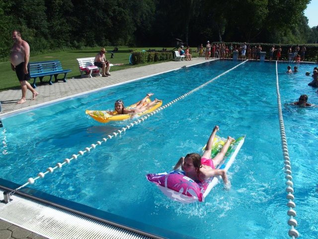 Luftmatratzenrennen im Rahmen der Ferienpassaktion im Freibad Hargelsberg | Foto: Gemeinde Hargelsberg