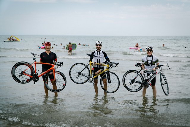 Abkühlung in Lignano: Lorenz Gerlitz, Mario Groznik und Markus Postorfer bei ihrer Wallfahrt nach Rom | Foto: Kodolitsch