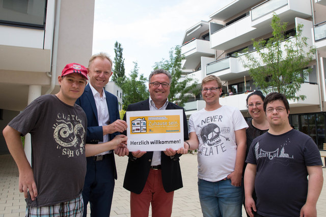 Bewohner Stefan Morawetz, Michael König, Bewohner Christoph Schwaiger , Landesrat Heinrich Schellhorn, Betreuerin Manuela Roscher und Bewohner Ersun Bilgici | Foto: Franz Neumayr/MMV