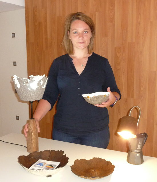 Regina Pötz fertigt Designerstücke aus wiederverwertbaren Materialien wie Papier oder Kaffeesatz, und hat nun ihr eigenes Label "crea-re" gegründet, das auf nachhaltige Produktgestaltung und Lichtdesign spezialisiert ist.